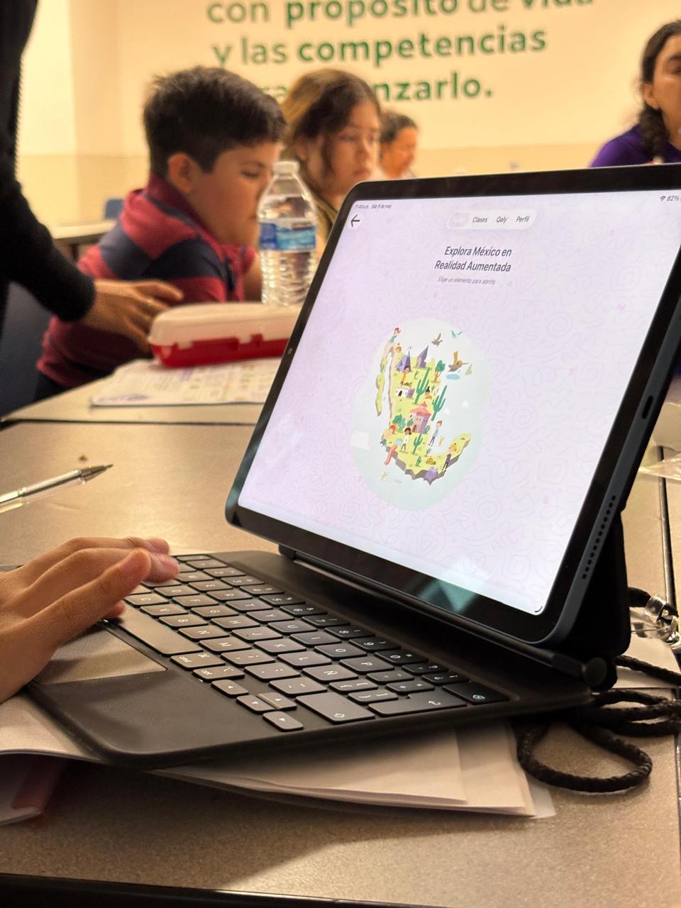 Ninos colaborando con tablet durante un bootcamp